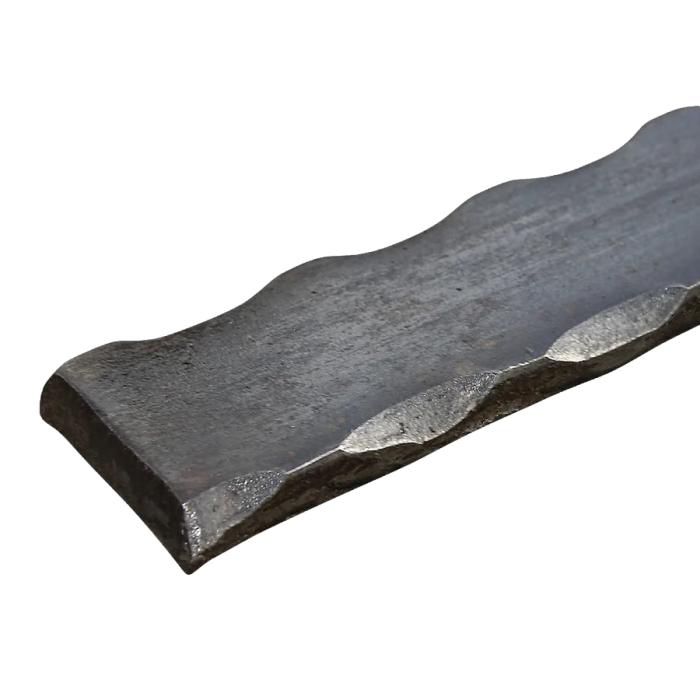 Ferro piatto martellato su 2 spigoli 50x8