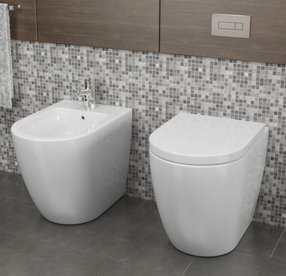 Coppia sanitari in ceramica filomuro Round WC e bidet con sedile soft close