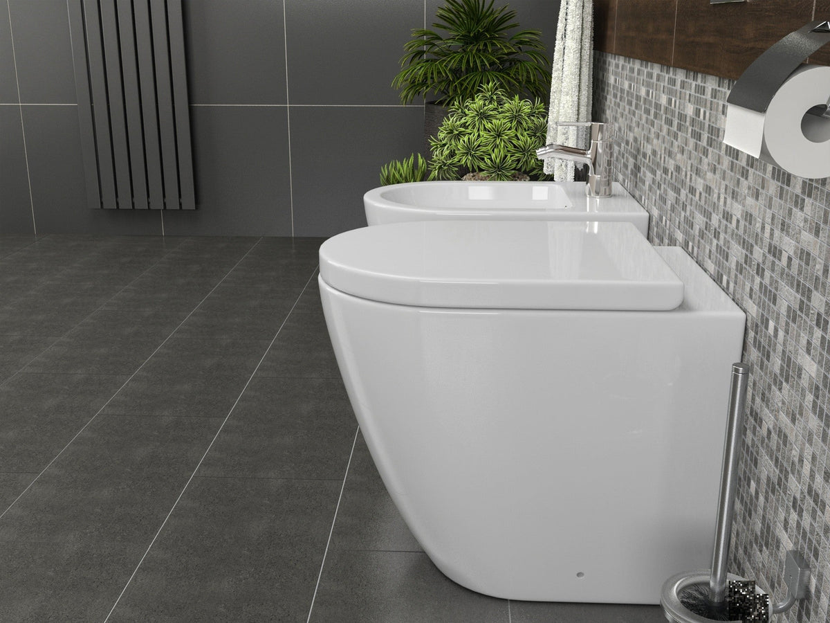 Coppia sanitari in ceramica filomuro Round WC e bidet con sedile soft close