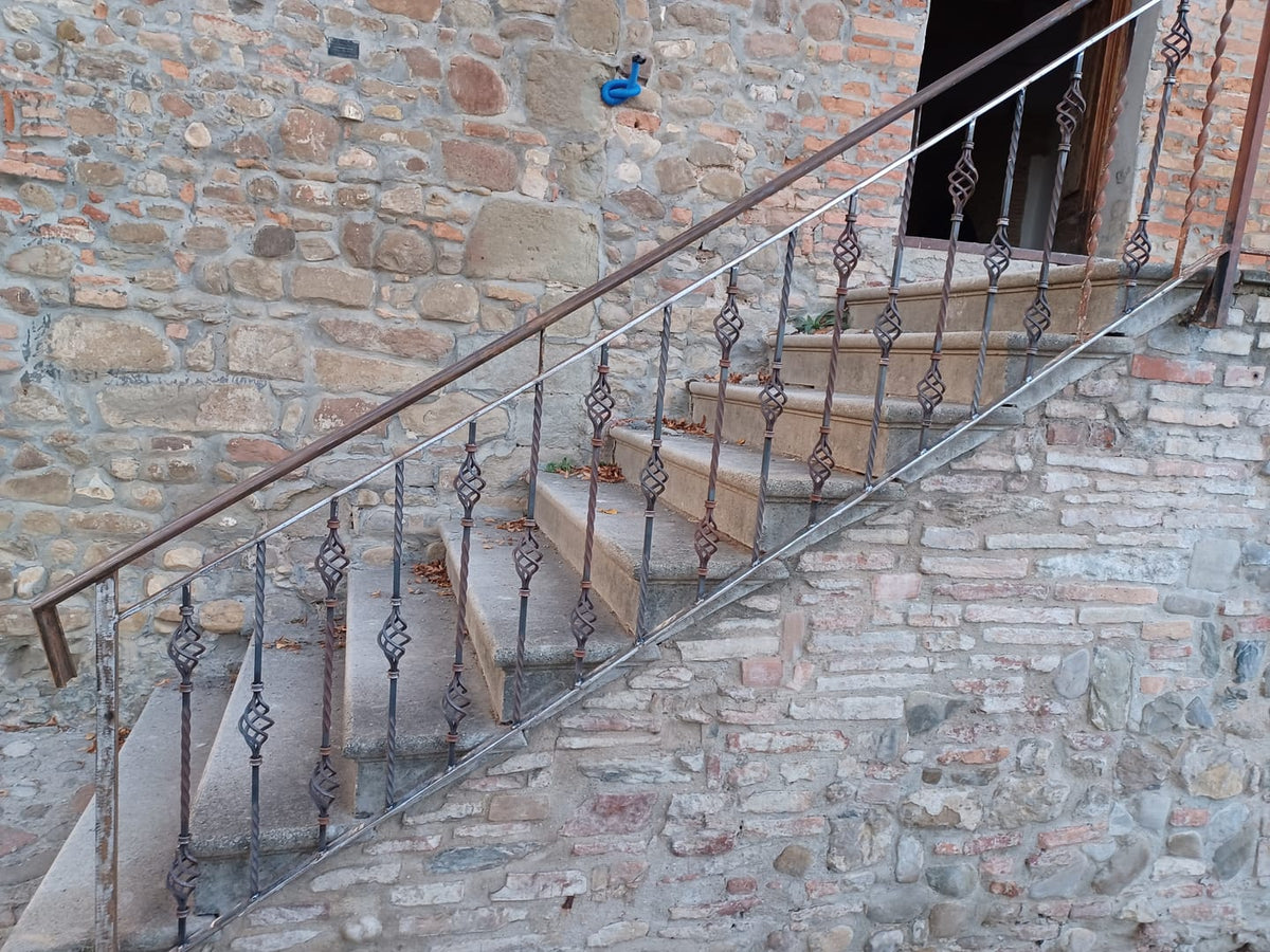 Paletto in ferro attorcigliato con pigna art. 48/2
